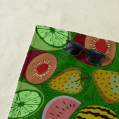 Serviette De Plage Fruits tropicaux motifs et vert arrière - plan (En situation)