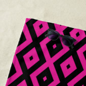 Serviette De Plage Fuchsia et motif de diamants noirs (En situation)