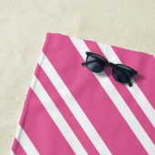 Serviette De Plage Fuchsia personnalisée en bandes rose et blanche (En situation)