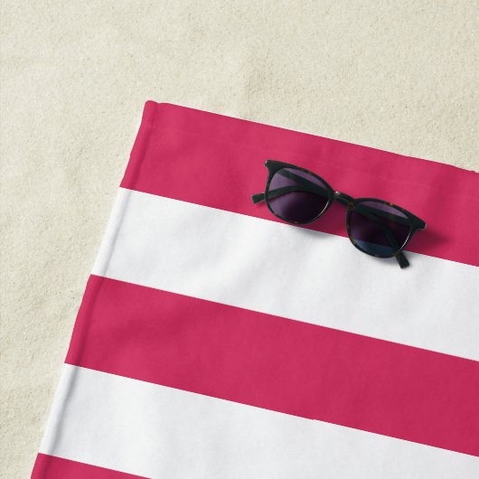 Serviette De Plage Fuchsia Stripe Week-end Bachelorette personnalisée (En situation)