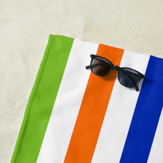 Serviette De Plage Fun Bright and Bold - Stripes modernes (En situation)