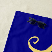 Serviette De Plage Fun Fancy SAILBOAT Deep Royal Blue Arrière - plan (En situation)