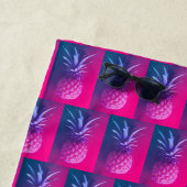 Serviette de plage funky rouge violet ananas (En situation)