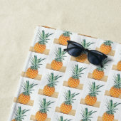 Serviette de plage funky vert pâle jaune ananas (En situation)