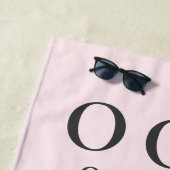 Serviette De Plage Funny Custom Pastel Pink Charcoal OOO Minimalist (En situation)