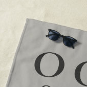 Serviette De Plage Funny Custom Warm Gray Charcoal OOO Minimalist Men (En situation)