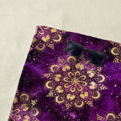 Serviette De Plage Galaxie dorée et violette Motif Mandala Dharma (En situation)