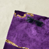 Serviette De Plage Géode Personnalisé Violet Pourpre Paillettes D'or  (En situation)
