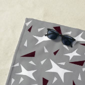 Serviette De Plage Géométrie subtile : Étoiles et Triangles – Gris (En situation)