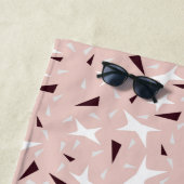 Serviette De Plage Géométrie subtile : Étoiles et Triangles – Rose (En situation)