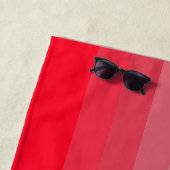 Serviette de plage géométrique à dégradé rouge (En situation)