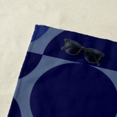 Serviette De Plage Géométrique bleu rétro (En situation)