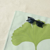 Serviette De Plage Ginkgo Leaves Customizable Background Colors (En situation)