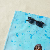 Serviette De Plage Giraffe curieuse avec Ciel de Confetti Bleu (En situation)