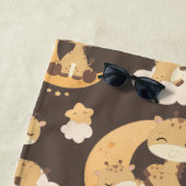 Serviette De Plage Giraffe lunaire sur nuages Motif Nom personnalisé (En situation)