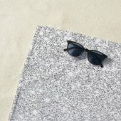 Serviette De Plage Glamorous Silver White Glitter Marble Gradient (En situation)
