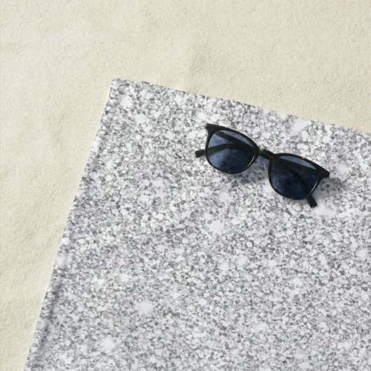 Serviette De Plage Glamorous Silver White Glitter Marble Gradient (En situation)