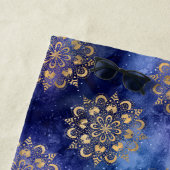 Serviette De Plage Gold & Blue Galaxy Dharma Mandala Motif (En situation)