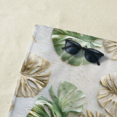 Serviette De Plage Gold Green White Feuilles tropicaux (En situation)