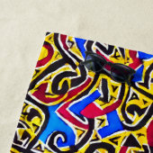 Serviette De Plage Graffiti jaune rouge noir sur bleu (En situation)