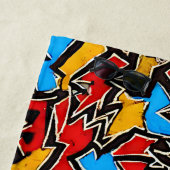 Serviette De Plage Graffiti rouge jaune noir sur bleu (En situation)