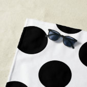 Serviette De Plage Grand motif de pois noir (En situation)