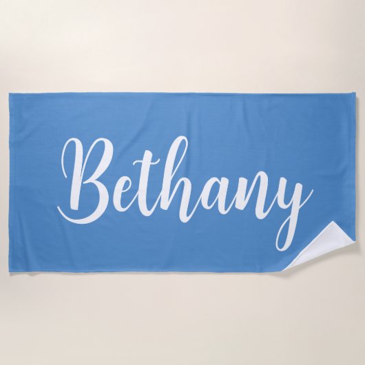 Serviette De Plage Grand nom en blanc sur bleu doux (Devant)