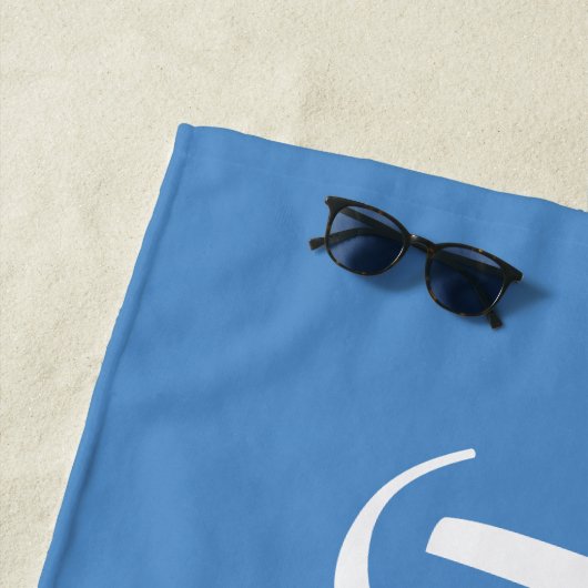 Serviette De Plage Grand nom en blanc sur bleu doux (En situation)