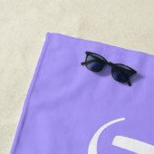 Serviette De Plage Grand nom en blanc sur Lavender (En situation)
