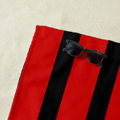 Serviette De Plage grande mode noir & rouge rayures monogrammed (En situation)
