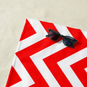 Serviette De Plage Grandes bandes Verticales Chevron Rouge et Blanc (En situation)