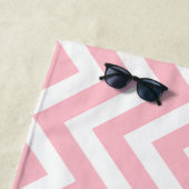 Serviette De Plage Grandes rayures verticales roses et blanches (En situation)