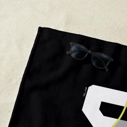 Serviette De Plage Graphique de nom haute technologie Batman (En situation)