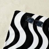 Serviette De Plage Gras Abstrait Ondulé Noir et Blanc (En situation)