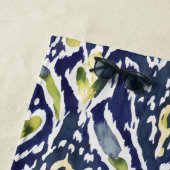 Serviette De Plage Gras bleu jaune Abstrait Ikat Monogramme (En situation)