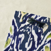 Serviette De Plage Gras bleu jaune Abstrait Ikat Motif (En situation)