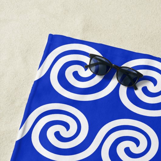 Serviette De Plage Grec Meander Key Waves Motif Bleu (En situation)