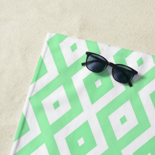 Serviette De Plage Green and white diamond pattern (En situation)