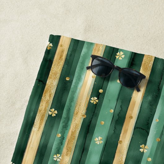 Serviette De Plage Green Gold Shamrock St. Patrick's Day Stripes (En situation)