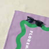 Serviette De Plage Gribouillis violet et vert avec texte (En situation)