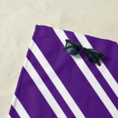 Serviette De Plage Grilles personnalisées violettes foncées et blanch (En situation)