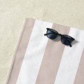 Serviette De Plage Grilles Verticales Bbeige Et Blanc Gratté (En situation)