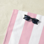 Serviette De Plage Grilles Verticales Bébé Rose Et Blanc Gratté (En situation)