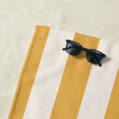Serviette De Plage Grilles Verticales Moutarde Jaune Et Blanc Gratté (En situation)