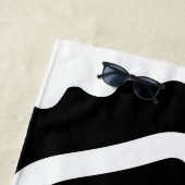 Serviette De Plage Grip Vise : Noir et Blanc Abstrait (En situation)