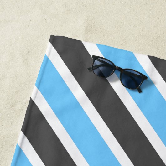 Serviette De Plage Gris bleu ciel moderne rayures diagonales (En situation)
