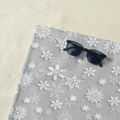 Serviette De Plage Gris d'argent et neige blanche de Noël (En situation)