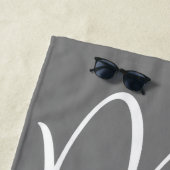 Serviette De Plage Gris et blanc Personnalisé M. et M. (En situation)