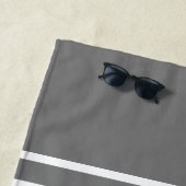 Serviette De Plage Gris rayures Masculine Monogramme (En situation)