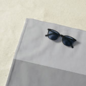 Serviette De Plage Gris rétro avec nom Simple Sans Serif (En situation)